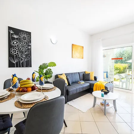 Apartment With Communal Pool *