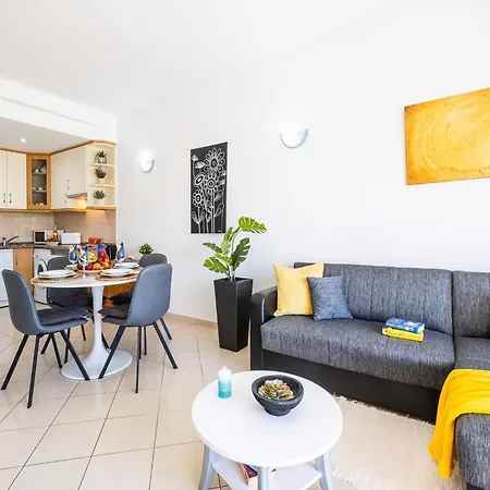 Apartment For 2 People With Shared Pool Appartamento
